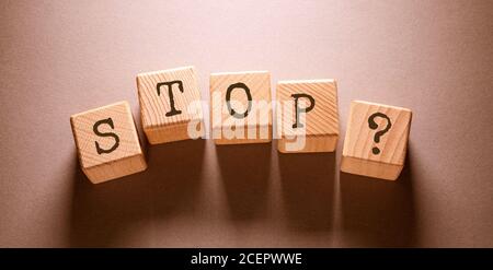 Stop Wort auf Holzwürfel geschrieben Stockfoto