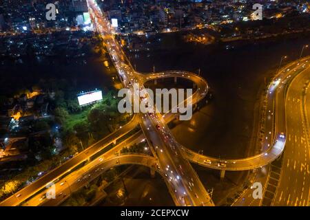 Weitwinkel-Luftaufnahme der Autobahnausfahrt und Brücke Über Kanal mit Verkehr Stockfoto