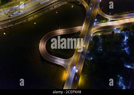 Luftaufnahme der Autobahnausfahrt und Brücke über den Kanal Mit Verkehr aus mittlerer Höhe Stockfoto