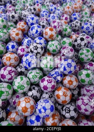 Nahaufnahme von runden Bonbons, die in buntes Folienpapier eingewickelt sind Stockfoto