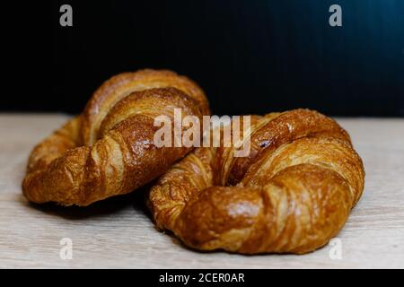 Nahaufnahme von frischen Croissants auf einer Holzoberfläche - Perfekt für den Hintergrund Stockfoto