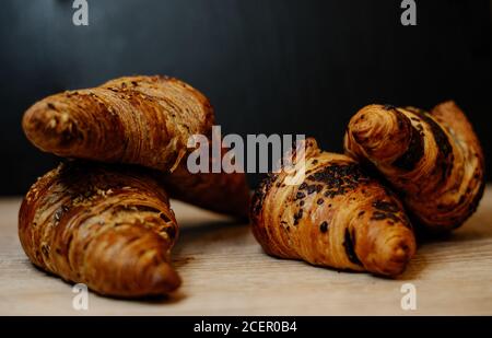 Nahaufnahme von frischen Croissants auf einer Holzoberfläche - Perfekt für den Hintergrund Stockfoto