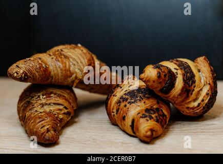 Nahaufnahme von frischen Croissants auf einer Holzoberfläche - Perfekt für den Hintergrund Stockfoto