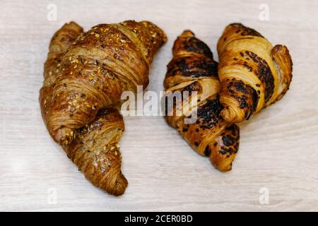 Nahaufnahme von frischen Croissants auf einer Holzoberfläche - Perfekt für den Hintergrund Stockfoto