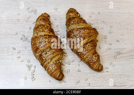 Nahaufnahme von frischen Croissants auf einer Holzoberfläche - Perfekt für den Hintergrund Stockfoto