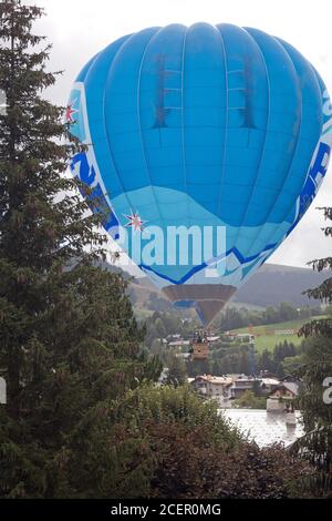 Heißluftballon zwischen Chalets in Megève Stockfoto