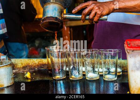 Ein Teeverkäufer bereitet in seinem Stand in Khulna, Bangladesch, Tee zu. Stockfoto