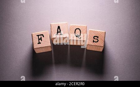FAQ Wort auf Holzwürfel geschrieben Stockfoto