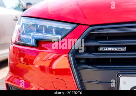 Moskau, Russland - 25. August 2020: Roter Audi A4 Quattro. Nahaufnahme Vorderansicht. Stockfoto