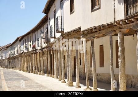 Zweistöckige Arkadenhäuser, die ein herausragendes Beispiel traditioneller spanischer Architektur darstellen, befinden sich in Ampudia, Palencia, Spanien Stockfoto