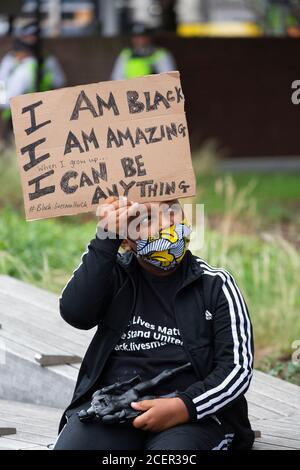 Ein kleiner Junge hält ein Protestschild in der Hand, Black Lives Matter Demonstration, London, 29. August 2020 Stockfoto