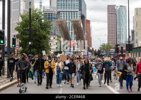 Protestierende marschieren, Demonstration von Black Lives Matter, Vauxhall, London, 29. August 2020 Stockfoto