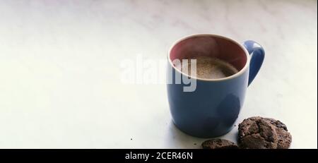 Sonntag Nachmittag Snack Kaffee und Schokolade Chip Cookies. Close up Stockfoto