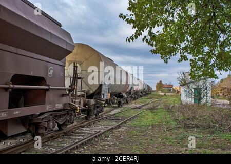 Zrenjanin, Serbien, 16. November 2015. Einfahrt eines Güterzuges in den Bahnhof. Der Zug transportiert Getreide und Treibstoff in Tanks am Heck von t Stockfoto