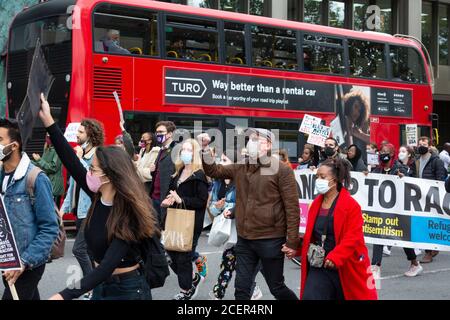 Passagier im Bus schaut auf Black Lives Matter Demonstration, London, 29. August 2020 Stockfoto