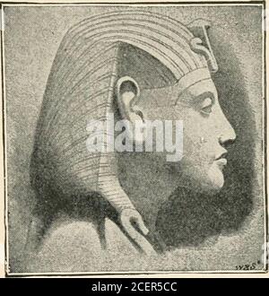 . Der heilige Käfer: Eine populäre Abhandlung über ägyptische Skarabäen in Kunst und Geschichte. THEBESTHE KOLOSSI VON AMENHOTEP III. WÄHREND DER ÜBERSCHWEMUNG. PLATTE V. Skarabäen des Neuen Königreiches. KÖNIGLICHE SKARABÄEN, ETC. Amenhotep III regierte fünfundsechzig Jahre, Gebäude viele Templeund einen großen Namen. Aber sein Sohn, Amenhotep IV., scheint sein Bestes getan zu haben, um die alte Religion des Staates zu untergraben. Thesun Anbetung, die Anbetung der Sonnen Scheibe als Vertreter des einen Gottes, die eingeführt worden war von Tyi, hatte öffentlich von ihrem Sohn, und mit der großen Königinnen Autorität, thisvariation von den Pries Stockfoto