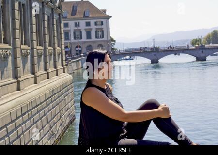 Glückliche Frau in Zürich, Schweiz Stockfoto