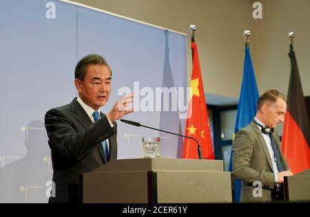 (200902) -- BERLIN, 2. September 2020 (Xinhua) -- der chinesische Staatsrat und Außenminister Wang Yi (L) und der deutsche Außenminister Heiko Maas treffen sich am 1. September 2020 in Berlin. (Foto von Peng Dawei/Xinhua) Stockfoto