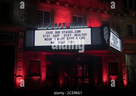 San Francisco, Usa. September 2020. August Hall ist rot angezündet, um die Red Light Restart Movement am 1. September 2020 in San Francisco, Kalifornien zu unterstützen. Quelle: The Photo Access/Alamy Live News Stockfoto