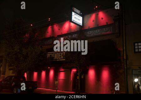 San Francisco, Usa. September 2020. The Independent leuchtet rot, um die Red Light Restart Movement am 1. September 2020 in San Francisco, Kalifornien, zu unterstützen. Quelle: The Photo Access/Alamy Live News Stockfoto