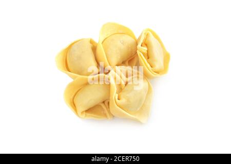 Rohe frische Tortellini Pasta isoliert auf weißem Hintergrund Stockfoto