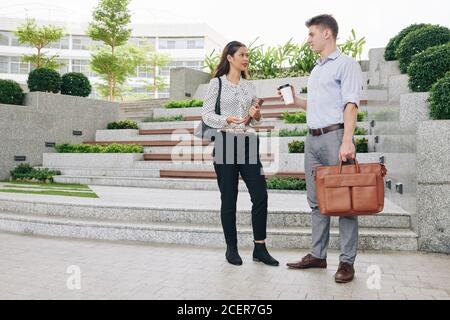 Geschäftsleuten stehen im freien Stockfoto