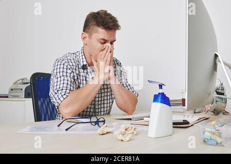 Kranker Büroangestellter Stockfoto
