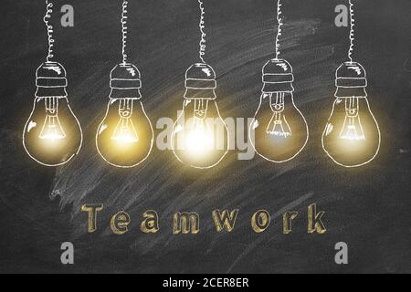 Reihe von flackernden Wolfram Glühbirnen in Kreide auf einer Tafel gezeichnet. Teamwork-Konzept. Stockfoto