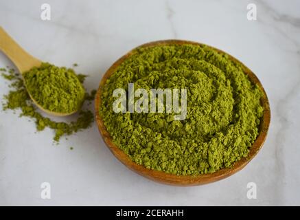 Moringa Pulver in Holzlöffel mit Moringa frische Blätter Stockfoto