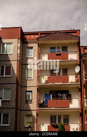 POZNAN, POLEN - 31. Aug 2020: Das Dach eines alten Mehrfamilienhauses mit Balkonen im Stare Zegrze Bezirk. Stockfoto