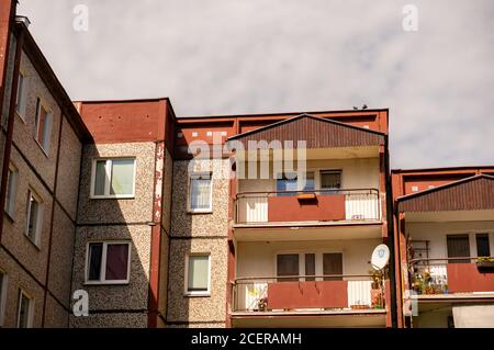POZNAN, POLEN - 31. Aug 2020: Das Dach eines alten Mehrfamilienhauses mit Balkonen im Stare Zegrze Bezirk. Stockfoto