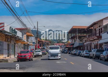 Straße in Boquete mit Autos und Fußgängern im Zentrum Der Stadt Stockfoto