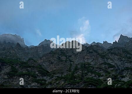 Gruselige, steile Felsen in einer nebligen, unheimlichen Landschaft Stockfoto