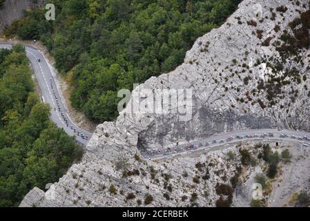 Luftaufnahme des Radrennens Tour de France 2020 Führt durch die Schlucht Taulanne bei Castellane im Süden Französische Alpen Stockfoto