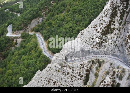 Luftaufnahme des Radrennens Tour de France 2020 Führt durch die Schlucht Taulanne bei Castellane im Süden Französische Alpen Stockfoto
