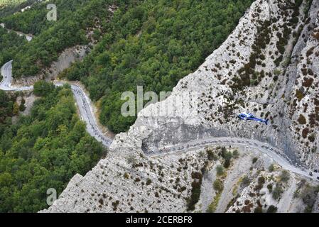 Luftaufnahme des Radrennens Tour de France 2020 Führt durch die Schlucht Taulanne bei Castellane im Süden Französische Alpen Stockfoto