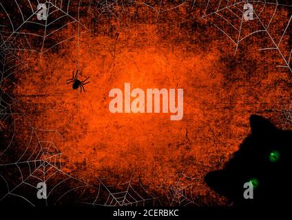 Halloween schwarz orange Hintergrund mit schwarzer Katze mit grünen Augen, Silhouetten von Spinnennetzen auf dunklen gruseligen Nachthimmel. Halloween, Horror-Konzept. Spac Stockfoto