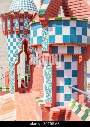 BARCELONA, SPANIEN-1. AUGUST 2020: Dachdetails der Casa Vicens, entworfen von Antoni Gaudi Stockfoto