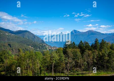 Panoramablick über Menaggio Dorf und Comer See mit Berg in Lombardei, Italien. Stockfoto