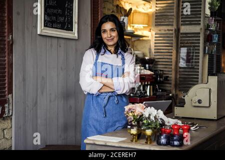 Love Sarah ist ein Film von Eliza Schroeder aus dem Jahr 2020 mit Candice Brown. Dieses Foto ist nur für redaktionelle Zwecke bestimmt und unterliegt dem Copyright des Filmunternehmens und/oder des Fotografen, der vom Film- oder Produktionsunternehmen beauftragt wurde. Es kann nur durch Publikationen im Rahmen der Promotion reproduziert werden Des oben genannten Films. Eine obligatorische Gutschrift an das Filmunternehmen ist erforderlich. Der Fotograf sollte auch bei Bekanntwerden des Fotos gutgeschrieben werden. Stockfoto