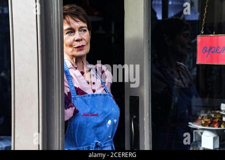 Love Sarah ist ein Film von Eliza Schroeder aus dem Jahr 2020 mit Candice Brown. Dieses Foto ist nur für redaktionelle Zwecke bestimmt und unterliegt dem Copyright des Filmunternehmens und/oder des Fotografen, der vom Film- oder Produktionsunternehmen beauftragt wurde. Es kann nur durch Publikationen im Rahmen der Promotion reproduziert werden Des oben genannten Films. Eine obligatorische Gutschrift an das Filmunternehmen ist erforderlich. Der Fotograf sollte auch bei Bekanntwerden des Fotos gutgeschrieben werden. Stockfoto