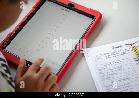 Hemmingen, Deutschland. August 2020. Ein Schüler arbeitet in einer Grundschule an einem Tablet. Quelle: Sebastian Gollnow/dpa/Alamy Live News Stockfoto