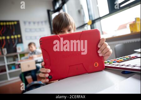 Hemmingen, Deutschland. August 2020. Ein Schüler arbeitet in einer Grundschule an einem Tablet. Quelle: Sebastian Gollnow/dpa/Alamy Live News Stockfoto