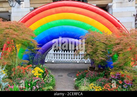 Großes aufblasbares Regenbogendisplay für den Pride Month in Covent Garden, London, England, Großbritannien Stockfoto