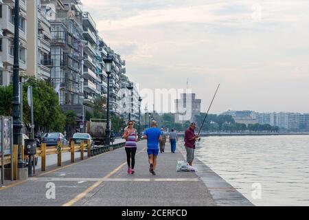 Thessaloniki, Griechenland - 12. September 2016: Stadtbild mit Strandpromenade Thessaloniki, Zentralmakedonien, Griechenland. Menschen wandern, joggen, angeln Stockfoto