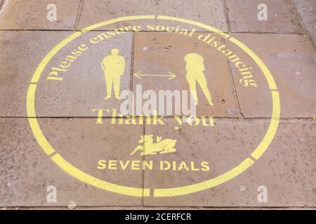 Soziale Distanzierung in Covent Garden, London, England, Zeichen und Ratschläge zu Regeln auf dem Bürgersteig Stockfoto
