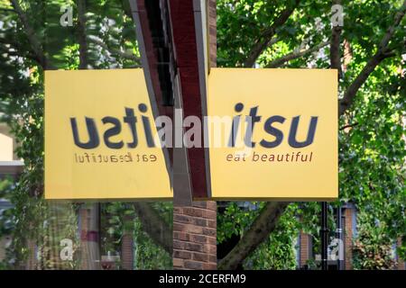 Itsu, asiatisches Restaurant, Außenansicht und Logo der Food-Kette zum Mitnehmen, Covent Garden, London, England, Großbritannien Stockfoto