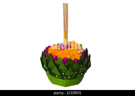 Bananenblatt-Krathong mit 3 Räucherstäbchen und Kerze Schmückt mit Blumen für Thailand Vollmond oder Loy Krathong festival isoliert auf weißen BA Stockfoto