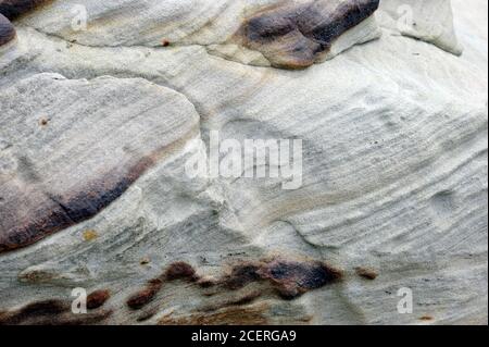 Sandsteinfelsen am Strand von Ardrossan Stockfoto