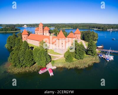 Luftaufnahme der schönen gotischen Stil roten Backsteinburg auf einer Insel auf Galve See, Trakai, Litauen Stockfoto